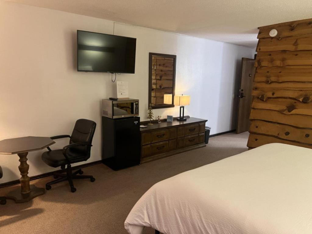 Bridge Inn Tomhawk - 2Nd Floor, 1 King Size Bed, Balcony, River View Tomahawk Εξωτερικό φωτογραφία