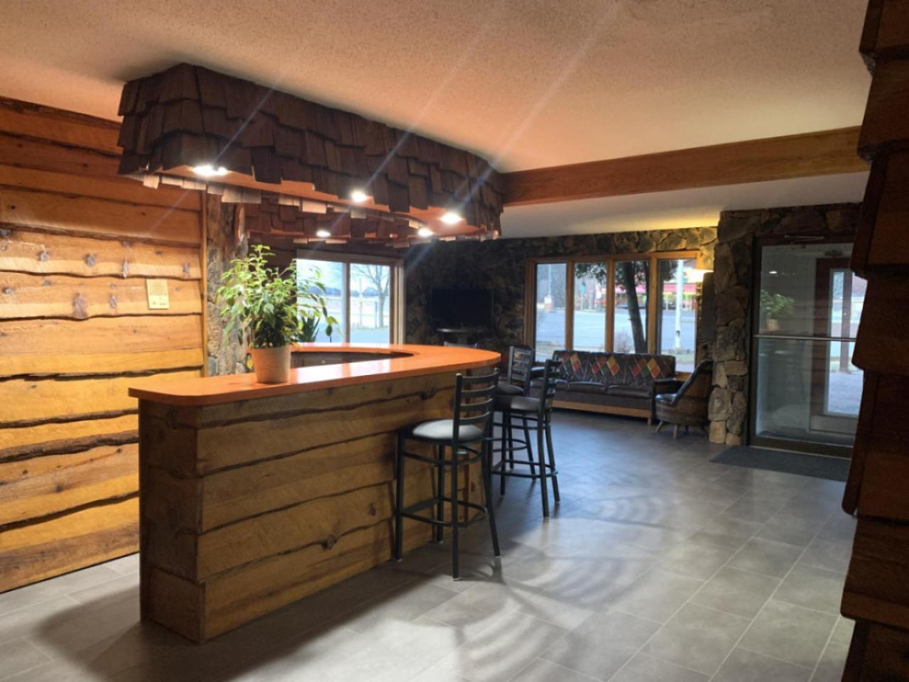 Bridge Inn Tomhawk - 2Nd Floor, 1 King Size Bed, Balcony, River View Tomahawk Εξωτερικό φωτογραφία