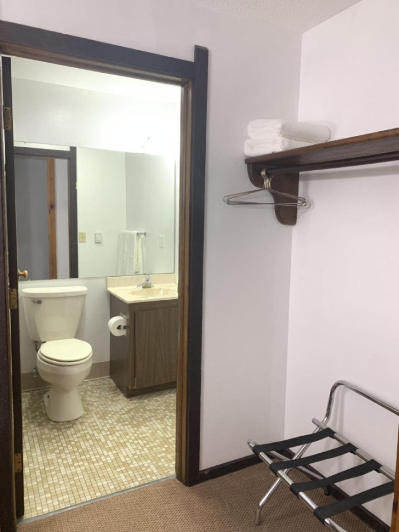 Bridge Inn Tomhawk - 2Nd Floor, 1 King Size Bed, Balcony, River View Tomahawk Εξωτερικό φωτογραφία