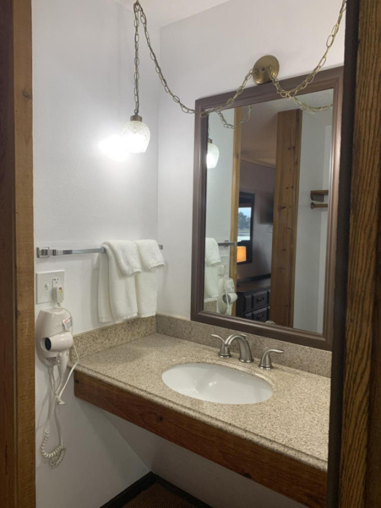 Bridge Inn Tomhawk - 2Nd Floor, 1 King Size Bed, Balcony, River View Tomahawk Εξωτερικό φωτογραφία
