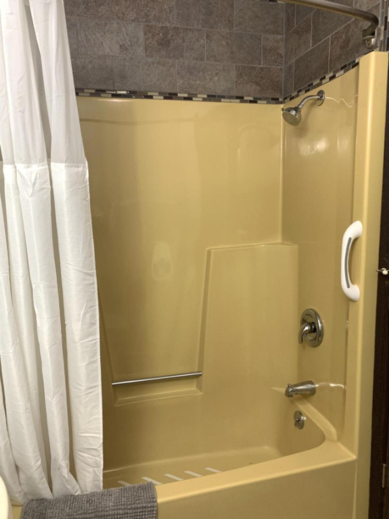 Bridge Inn Tomhawk - 2Nd Floor, 1 King Size Bed, Balcony, River View Tomahawk Εξωτερικό φωτογραφία